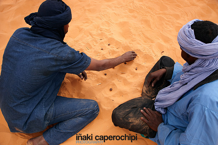 Tuaregs jugando en la arena