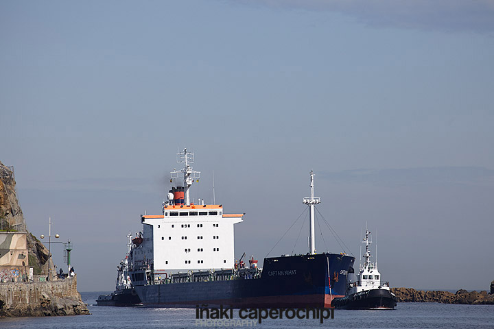El Buque Captain Nihat entrando en el Puerto de Pasaia